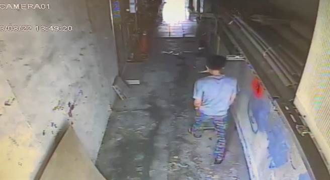 袁男每次犯案时，均穿着迷彩彩裤，十分抢眼。（永和警分局提供）