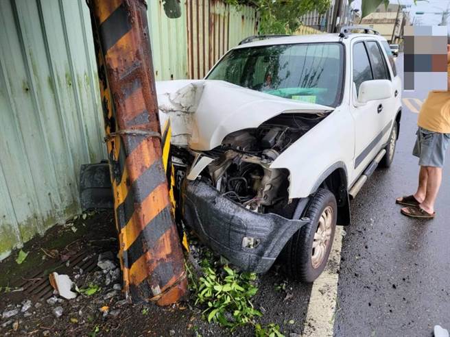 李男酒驾自撞电线杆，小客车车头严重凹陷。（警方提供）