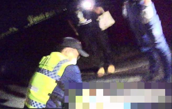 救护人员到场，现场钱男倒卧在地上，现场已有民眾为他实施CPR中。（嘉县消防局提供∕吕妍庭嘉义传真）