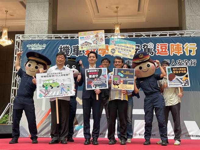 台北市长蒋万安分享，看完《山道猴子的一生》后觉得非常写实，不仅车友要特别注意安全，考取机车驾照前也可以上驾训班，保护自己同时确保用路人安全。（刘彦宜摄）