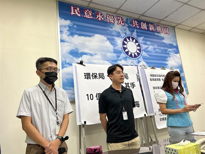 环保局水保科长朱健玮（左起）、捷运局副总工程师魏光誉到场回覆桃园市议员朱珍瑶质疑。（蔡依珍摄）