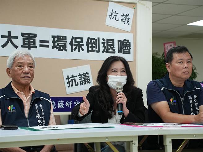 台北市议员应晓薇今与台北市里长联谊总会召开记者会，诉求北市府续办资收大军，否则「环保倒退噜」。（黄敬文摄）