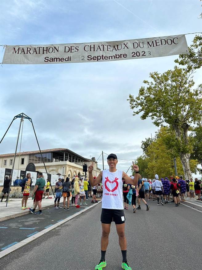 设计总监暨活动大使 Daniel Wong将北港妈祖杯全国马拉松「为爱而跑」的精神带到法国波尔多。（主办单位提供／朱世凯台北传真）