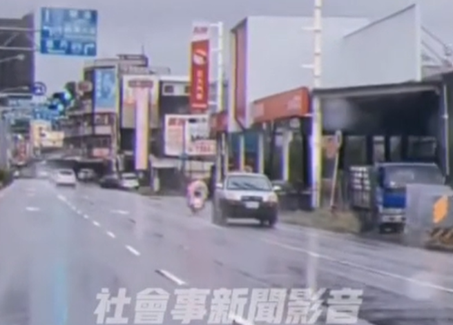 屏东超狂驾驶在市区高速「倒退噜」开车， 民眾全看傻。(翻摄自社会事影音社群)