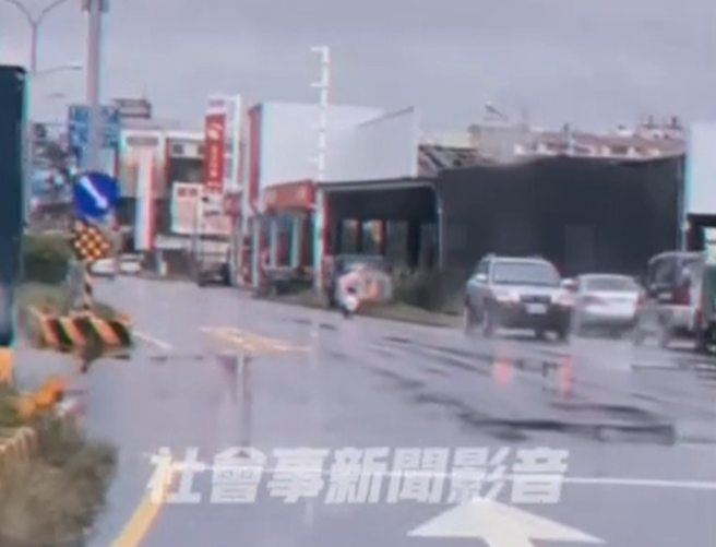 高手在民间！屏东超狂驾驶市区高速「倒退噜」    民眾全看傻。(翻摄自社会事影音社群)