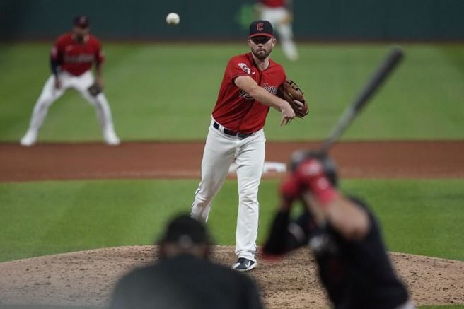 守护者捕手福莱登板投球。（美联社）