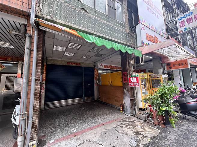 高雄「欣丰冰店」爆出食物中毒后，已于上月搬离，招牌也拆掉，人去楼空。（崔正纲摄）