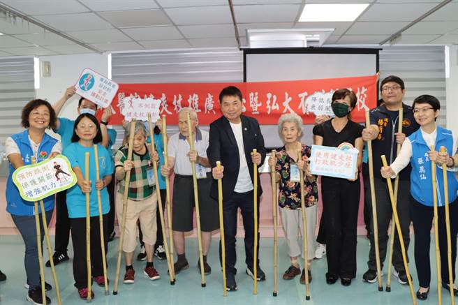 弘大醫院啟動健走杖推廣中心及不倒翁學校。（苗栗縣政府提供／李京昇苗栗傳真）