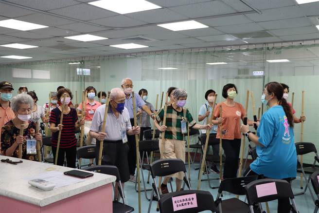 長輩們使用健走杖運動。（苗栗縣政府提供／李京昇苗栗傳真）