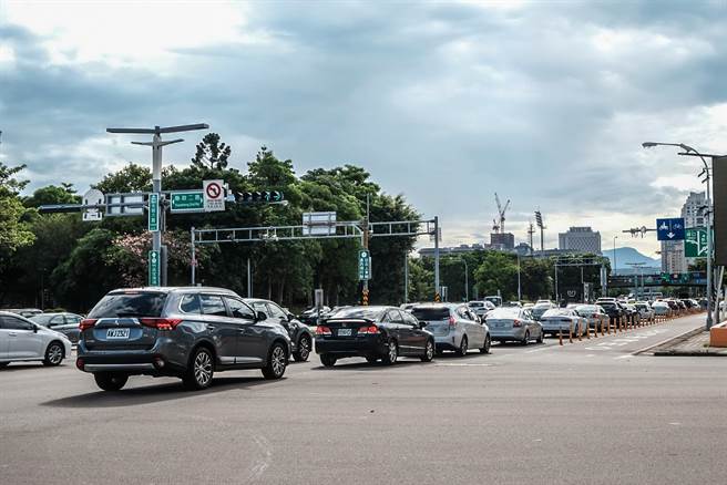 新竹縣政府在國1竹北交流道周邊辦理智慧交控，讓上班族減少10％行車時間，國1新竹路段有5個交流道，將再辦理智慧交控計畫，並首度進入園區。（羅浚濱攝）