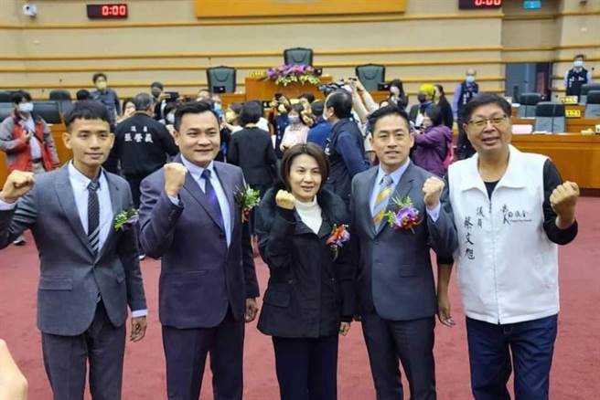 民进党嘉义市议会党团林炜轩（左至右）、黄大佑、黄露慧、黄盈智、蔡文旭就职时合照。（林炜轩提供／廖素慧嘉市传真）