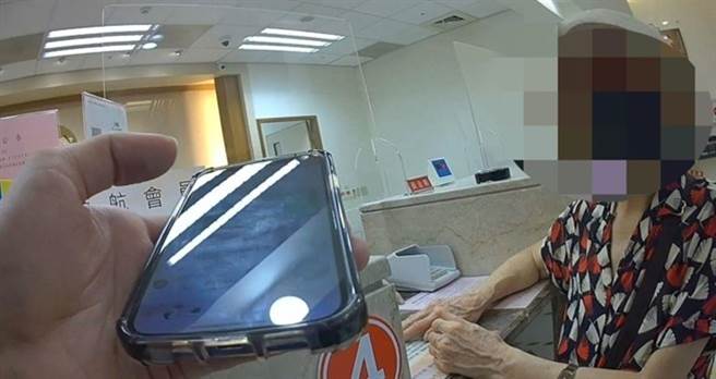 员警与男子通话，对方见东窗事发马上挂断电话。（翻摄照片／林郁平台北传真）