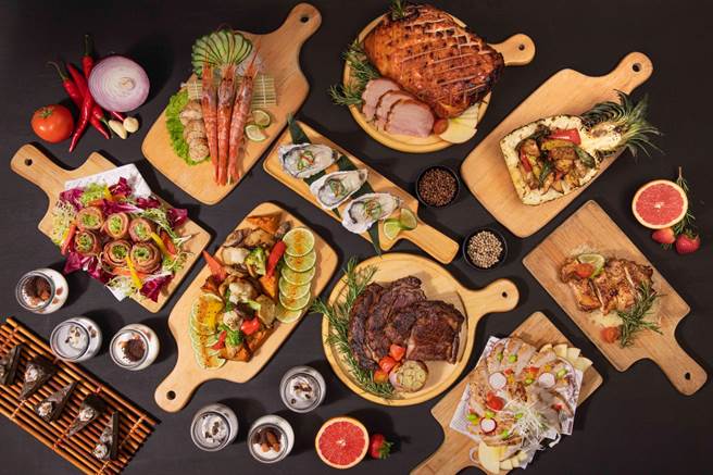 百宴自助餐厅10月底前午、晚餐期间，加码推出应景中秋的「双飨烤宴」吸客。（凯撒饭店连锁提供）