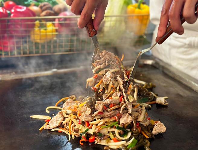 中秋限定的「双飨烤宴」，可品嚐到大漠风情的宫廷蒙古烤肉与BBQ烧烤派对。（凯撒饭店连锁提供）