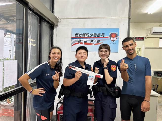 芎林分驻所员警遇上前来求助的法国情侣，警方尽力协助寻找过夜之处，临走前该情侣送上惊喜。（横山分局提供／邱立雅竹县传真）