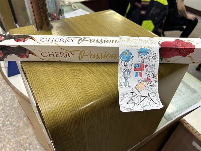 一对法国情侣在接受芎林分驻所帮助后，隔天启程前送上手绘小卡及巧克力。（横山分局提供／邱立雅竹县传真）