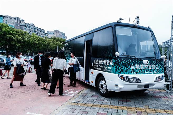 新竹高铁自驾巴士进入载客服务验证阶段，台湾自驾车技术发展也迈入新的里程碑。（罗浚滨摄）