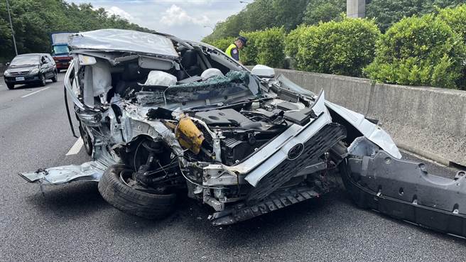 国道1号新竹路段今天中午发生1起小客车自撞事故，撞击力道之大小客车头几乎全毁。（国道警方提供／王惠慧新竹传真）