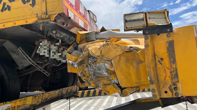 小客车驾驶疑似因分心未注意车前状态，追撞于辅助车道施工单位的工程车。（国道警方提供／王惠慧新竹传真）