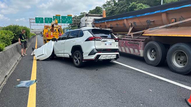 国道1号新竹路段今天中午发生1起小客车自撞事故。（国道警方提供／王惠慧新竹传真）