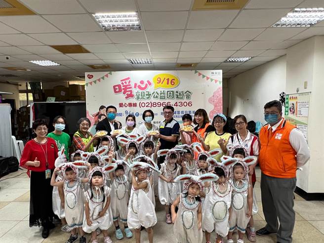 家登、雃博兩家愛心企業為創世籌募經費，舉辦「暖心親子公益園遊會」。（創世板橋安養院提供）