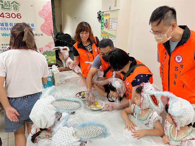 日萌森林幼兒園小朋友扮成玉兔動手做月餅。（創世板橋安養院提供）