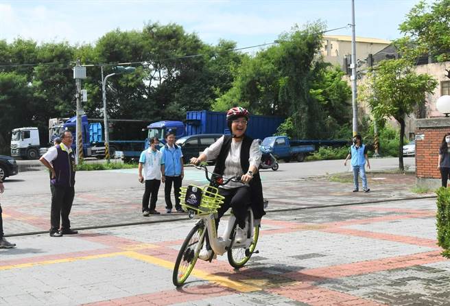 县长王惠美亲自骑乘MOOVO上路，体验公共自行车所带来的便利。（彰化县政府提供／吴建辉彰化传真）
