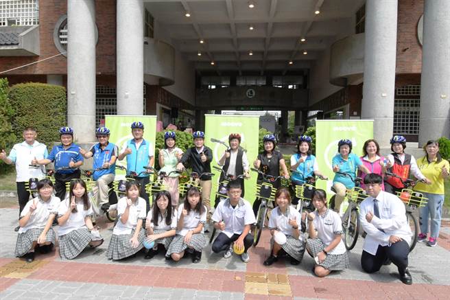 王惠美(后排中)提到，过去彰化公共自行车服务只有彰化市、员林市、鹿港镇等3城镇有，今年5月扩点至和美镇，后来溪湖高中校长李明昭建议，决定在溪湖镇提供公共自行车租赁服务，便利学生通学使用，同时带动观光。（彰化县政府提供／吴建辉彰化传真）
