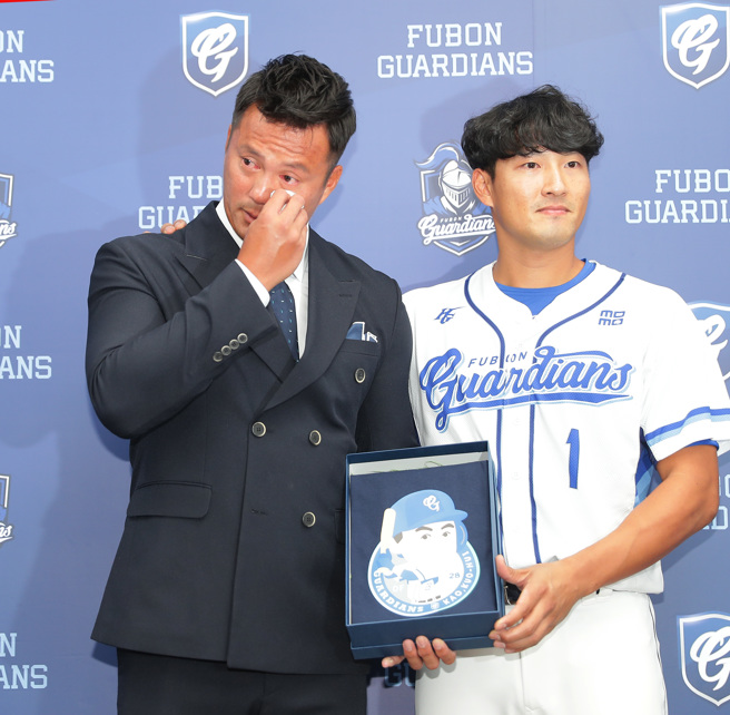 高国辉(左)引退记者会 林哲瑄现身泪崩（季志翔摄）