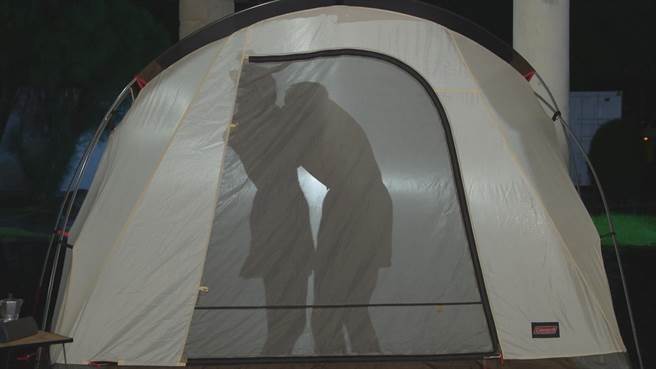 赖芊合和曾子益在颱风天拍帐篷激战戏。（民视提供）