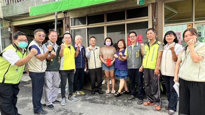 劳工局长王鑫基（右六）今天偕五个市级总工会，前往慰问职灾家庭。（张毓翎摄）