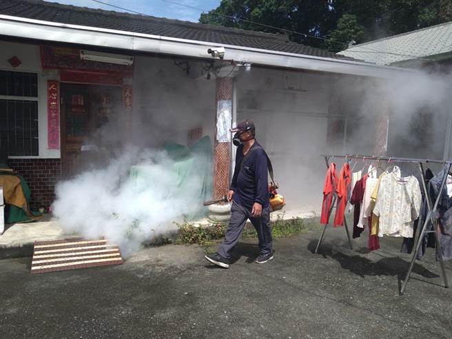 嘉义县政府团队与水上、竹崎、鹿草3乡镇公所今已进行足迹疫调及化学防治。（嘉义县政府提供／吕妍庭嘉义传真）