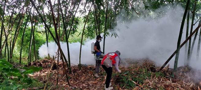 嘉义县政府团队与水上、竹崎、鹿草3乡镇公所今已进行足迹疫调及化学防治。（嘉义县政府提供／吕妍庭嘉义传真）