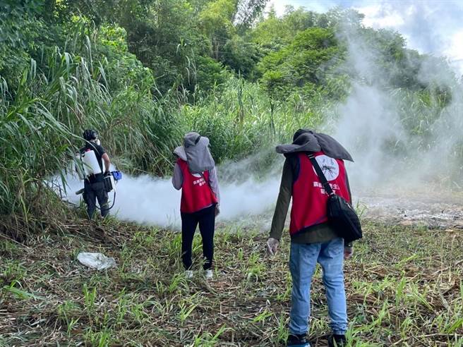 嘉义县政府团队与水上、竹崎、鹿草3乡镇公所今已进行足迹疫调及化学防治。（嘉义县政府提供／吕妍庭嘉义传真）