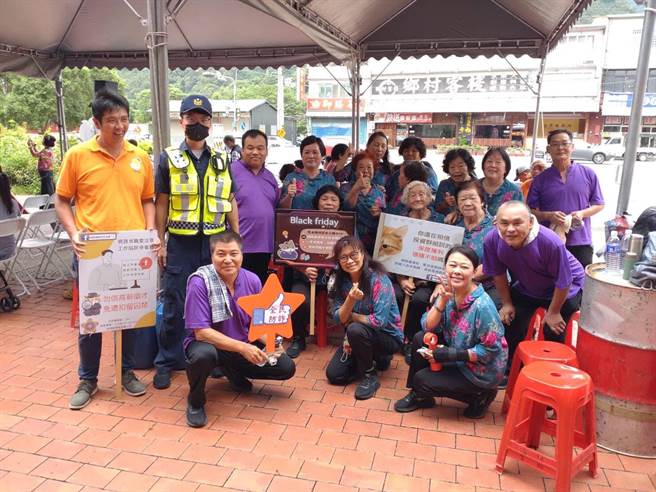 苗栗县警局刑大利用各种场所宣导反诈骗。（苗栗县警局提供／谢明俊苗栗传真）