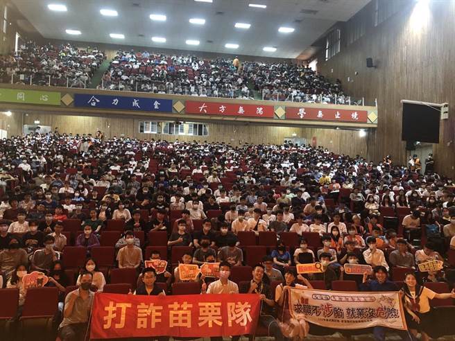 苗栗县警局刑大利用各种场所宣导最新反诈骗短片。（苗栗县警局提供／谢明俊苗栗传真）