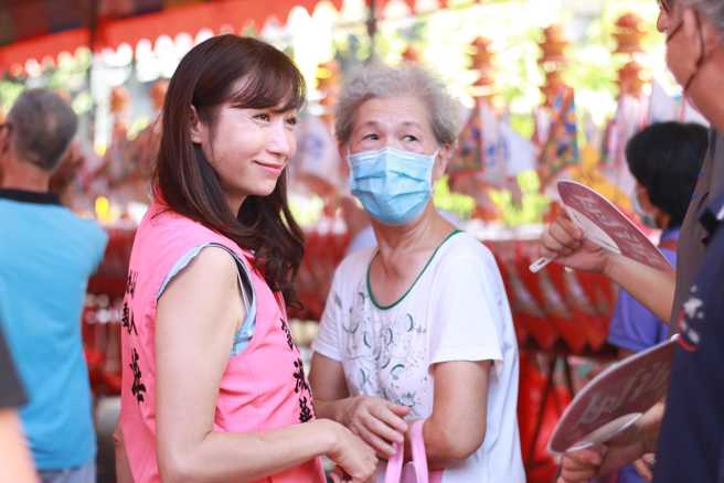 民进党台北市议员许淑华（左）将重视社区长者的健康列为首要任务。（图取自许淑华脸书）