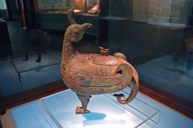 西周一件凤鸟造型的青铜酒器出土，但上面却没设计倒酒的孔洞，因为它并非用来喝的。(图/达志影像)