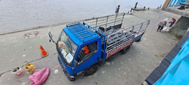 目击民眾向本报投诉，今早经过黄金水岸因腐臭味过重，他特别停下车查看，竟发现大量鱼尸翻白肚漂浮在河面及岸边，不过已有见到疑似环保局或是公家机关的派人清理。（照片 / 民眾提供）