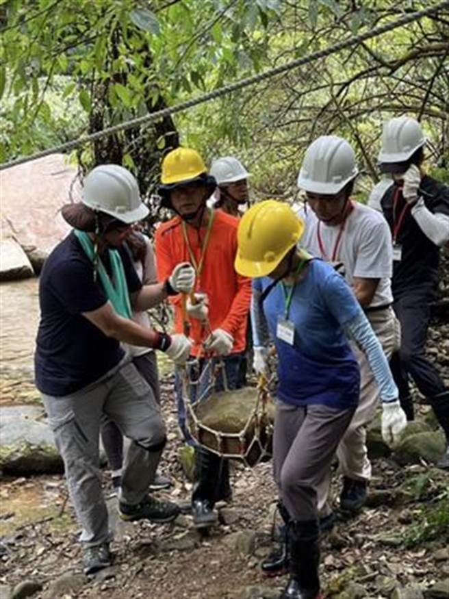 基隆社大步道学课程就地取材手作步道。（基隆市政府提供／徐佑升基隆传真）