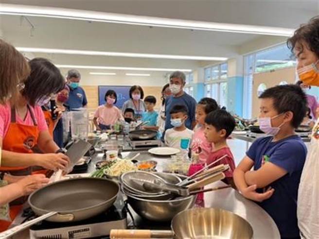 基隆社大透过12年国教跨域计画办理祖孙共厨夏令营。（基隆市政府提供／徐佑升基隆传真）