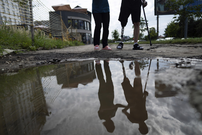 美联社报导，这些被截肢的人之中，有些清楚记得他们被反战车地雷、空中炸弹、飞弹或炮弹击中那一瞬间，但也有些人记忆一片模糊。(图/美联社)