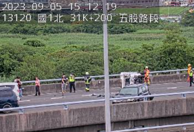 国1南下五股段「3车连环撞」！小货车翻覆回堵5公里。(翻摄高速公路1968)