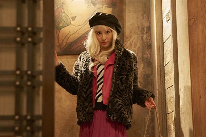 土屋太凤刻意打扮成金髮辣妹诱惑记者。（摘自《警部补大魔神》官方推特）