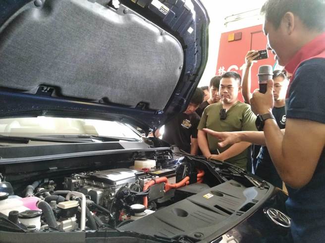 和泰汽车的专家向消防员解说电动车的相关结构。（彰化县消防局提供／孙英哲彰化传真）