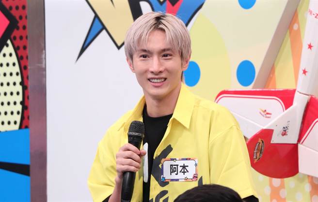 阿本不满刚开始拍戏，受到差别待遇。（中天综合台提供）