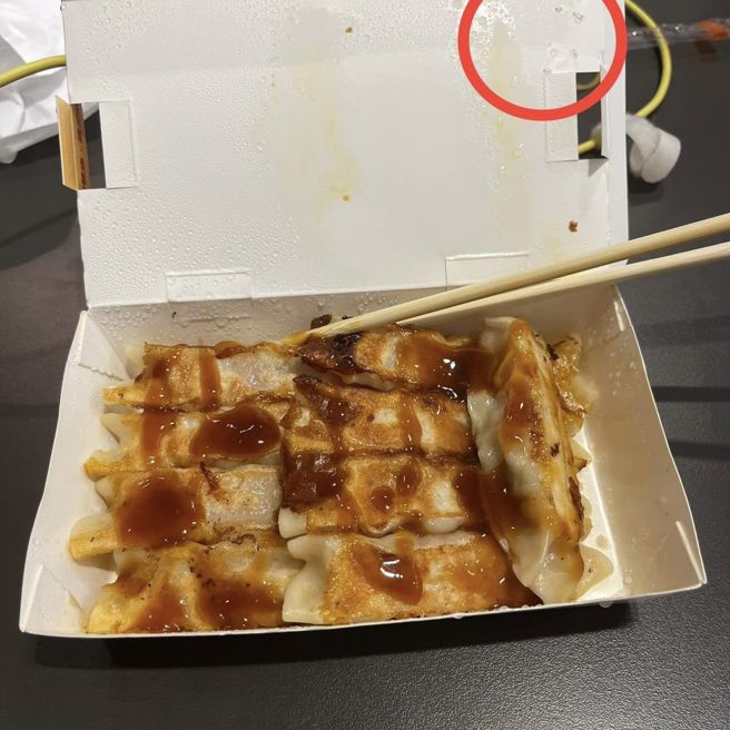 北市一名女子表示，近日姊姊用外送平台点八方云集锅贴，却吃到数十只蛆，身心受创就医。（图／翻摄自爆料公社）