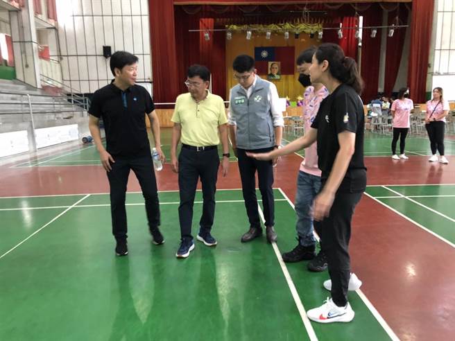 台中市忠明国小综合体育馆30多年歷史年久失修，立委黄国书5日邀集教育部、台中市府会勘。（黄国书服务处提供／陈淑芬台中传真）