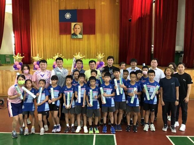 台中市忠明国小综合体育馆30多年歷史年久失修，立委黄国书5日邀集教育部、台中市府会勘。（黄国书服务处提供／陈淑芬台中传真）