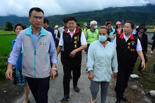 陈吉仲今天到花莲玉里大禹地区农田勘灾，县长徐榛蔚、立委傅昆萁关心，农民张秀美（中）陈情因排水不良，她的农田才刚插秧就「泡水」。（王至伟摄）
